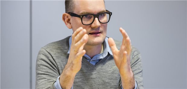 „Skalp der sozialen Grausamkeit“: Grünen-Politiker Dahmen kritisiert Union für symbolhafte Sparideen Janosch Dahmen gestikuliert mit seinen Händen.