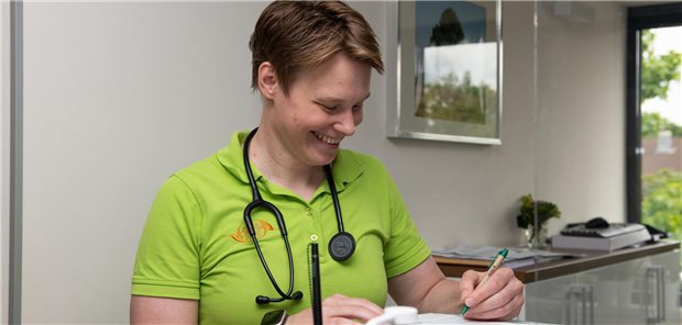 Kollegin zu Problemen im Gesundheitssystem: „Feuerwehr muss auch keine Gewinne machen“ Dr. Laura Dalhaus ist Fachärztin für Allgemeinchirurgie und Allgemeinmedizin. Hausärztinnen und Hausärzten spricht sie in unserem Gesundheitssystem auch eine wichtige Filterfunktion zu.