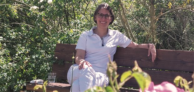 Ein Praxisgarten voller Heilpflanzen: Wie sich eine Hausärztin für den Klimaschutz engagiert Dr. Verena Gall im Garten ihrer Praxis