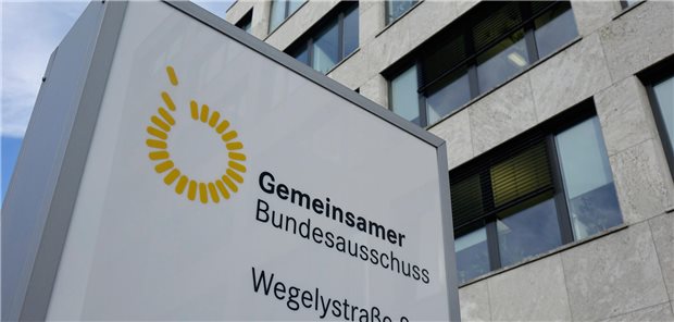 G-BA erkennt Zusatznutzen für Pembrolizumab, Asciminib und Olezarsen Schild vor dem Gebäude des Gemeinsamen Bundesausschusses.