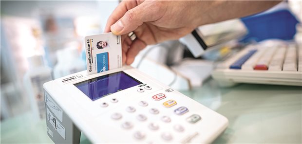 Jetzt übernehmen Apotheken die Verantwortung für die wirtschaftliche Biological-Auswahl zwei Männer wählen aus einem Sortiment Autoreifen