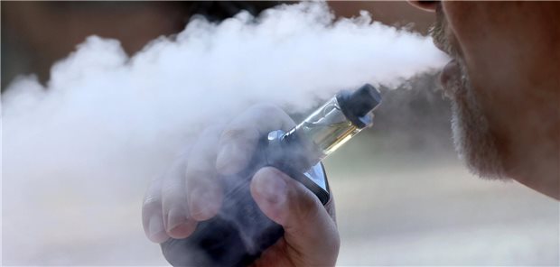 E-Zigaretten und Tabakerhitzer haben Effekte, die – anders als beim Tabakrauch – noch nicht aus Langzeitbeobachtungen bekannt sind, schreibt die Bundesregierung in ihrer Antwort auf eine parlamentarische Anfrage.