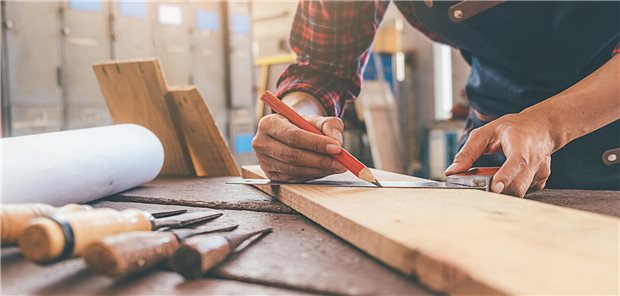 Gedächtnisstörungen und Wesensveränderungen: Was steckte dahinter? Ein Tischler bei der Arbeit mit einem Holzbrett.