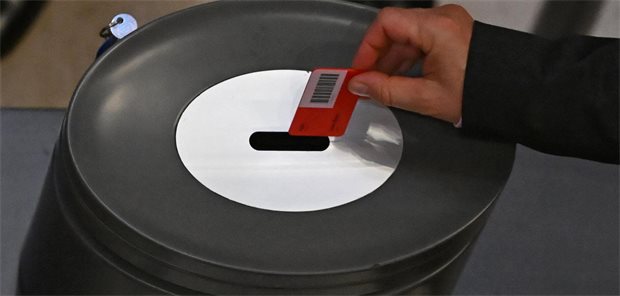 Bundestag fordert mehr Transparenz bei nicht-invasiven Pränataltests Das Foto zeigt einen Abgeordneten bei der Stimmabgabe im Bundestag.