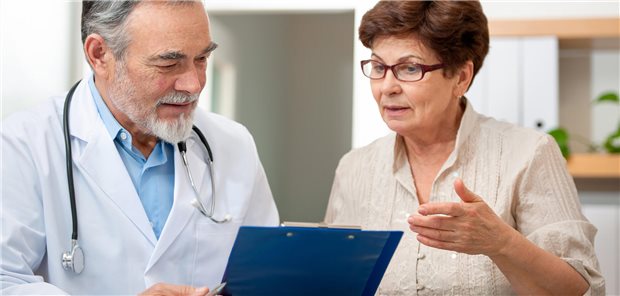 Komplementärmedizin bei Krebs: Vorteile nutzen, Risiken besprechen Ein Arzt und eine Patientin sind im Gespräch.