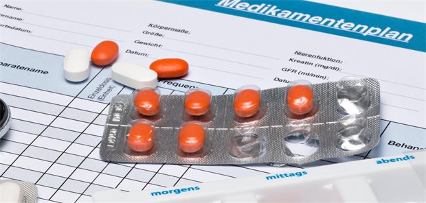 Sedativum bleibt oft nach Klinikaufenthalt eine Gefahr für Senioren Pillen auf einem Medikationsplan