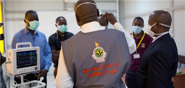 Montgomery fordert mehr Geld für Corona-Kampf in Afrika Ein COVID-19-Einsatzteam inspiziert in Harare/Simbabwe ein Labor. In Simbabwe gab es in den letzten Tagen einen Anstieg der bestätigten Fälle von COVID-19, wobei die meisten in Quarantänezentren registriert wurden.