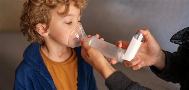 Fallstricke bei der Inhalationstherapie im Kindesalter Kind mit Inhalationsgerät
