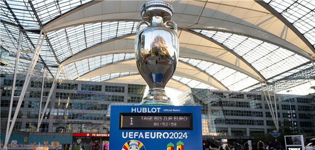 Ein EM-Pokal mit einem Countdown steht am Flughafen München. Am 14.06.2024 findet in der Arena das Eröffnungsspiel der Fußball-Europameisterschaft statt. Die ECDC gibt Empfehlungen an Gesundheitsbehörden, wie solche Massenveranstaltungen zu begleiten sind.