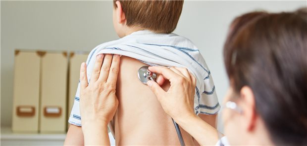Können Point-of-care-Tests in der Hausarztpraxis die Verschreibung von Antibiotika reduzieren? Auskultation der Lungen eines Kindes von dorsal