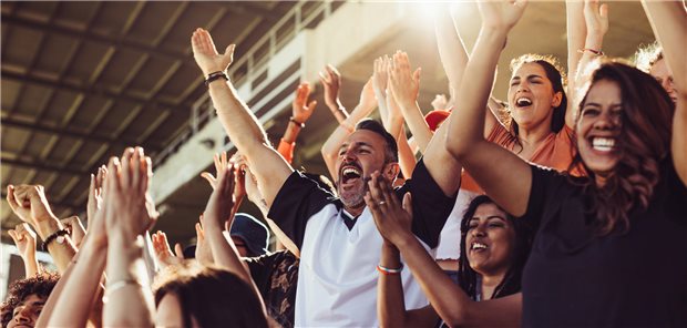 Gefährlich emotional: Wenn Fußball aufs Herz geht Fußballfans im Stadion jubeln.