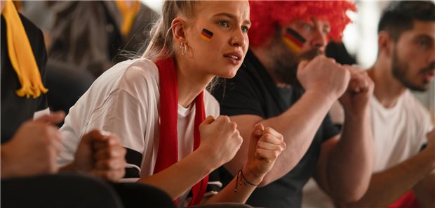 Neue Auswertung zeigt körperliche Reaktionen beim Spiel Deutschland – Paraguay Fan in Fußballtrikot