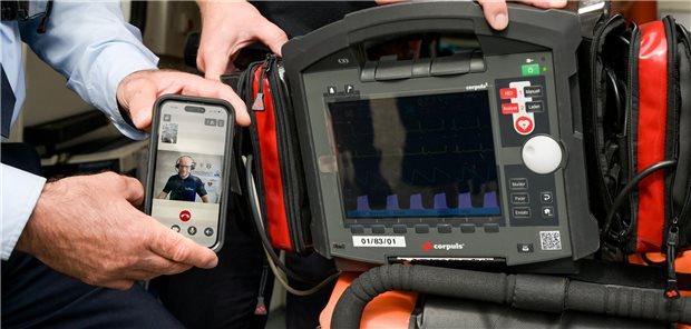 Ein Handy und ein mobiles EKG-Gerät sind mit dem Telenotarzt in der Leitstelle verbunden.