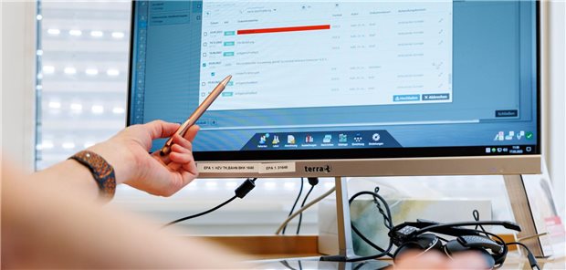 Ein Jahr „ePA für alle“: Mehr als 100 Millionen hinterlegte Dokumente Ein Hausarzt lädt in seiner Praxis Dokumente in eine elektronische Patientenakte.