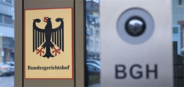 BGH: Ohne vorherigen Überzeugungsversuch ist Zwangsmedikation unzulässig Ein Hinweisschild mit Bundesadler und dem Schriftzug Bundesgerichtshof, aufgenommen beim Bundesgerichtshof in Karlsruhe