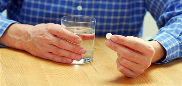 Neue Chronikerpauschale erstreckt sich auf lediglich vier Krankheitsbilder Eine Hand, die eine Tablette hält und eine Hand mit Wasserglas
