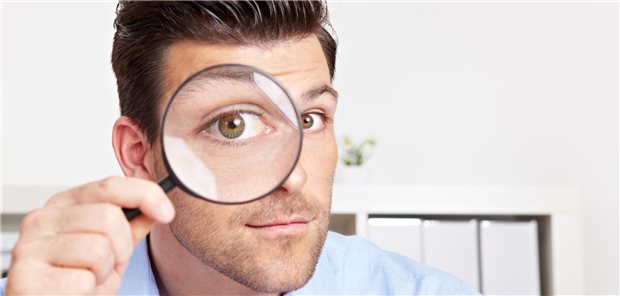 Unsere neuen Beiträge im Überblick Ein Mann blickt durch eine Lupe.
