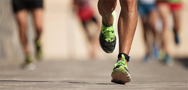 Marathonläufer sollten ihren Nierenstatus kennen Menschen laufen einen Marathon.
