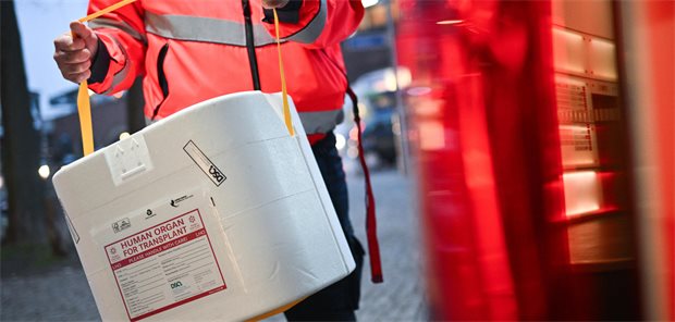 DIVI stößt Debatte über Organentnahme nach kontrolliertem Herz-Kreislauf-Stillstand an Ein Mitarbeiter der Malteser stellt eine Kühlbox für eine Organspende in einen Transporter. (gestellte Szene)