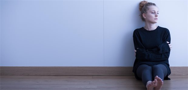 Einsamkeit trifft nicht nur Ältere Einsame jüngere Frau