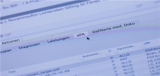 KBV-Umfrage: Praxen setzen die ePA aktiv ein Ein Reiter ePA mit einer Patientenakte ist auf dem Monitor einer Arztpraxis zu sehen.