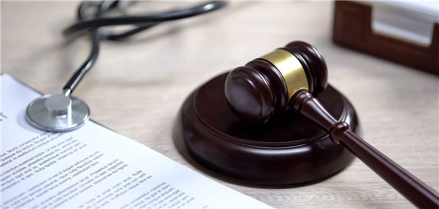 Wichtige Urteile im Überblick Ein Richterhammer liegt auf dem Tisch.