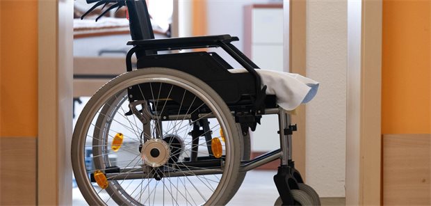 Pflegeheimversorgung: Rezepte dürfen jetzt direkt an die Apotheke gehen Ein Rollstuhl steht in einem Altenheim vor einem Zimmer