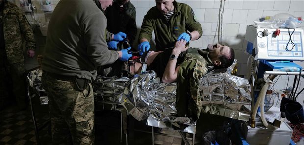 Von der Ukraine lernen: Wie funktioniert Versorgung in Krankenhäusern unter Kriegsbedingungen Ein Soldat ist durch mehrere Splitter verwundet. Ein Schrapnell steckt in seinem Bauchbereich. Die Mediziner versorgen ihn.