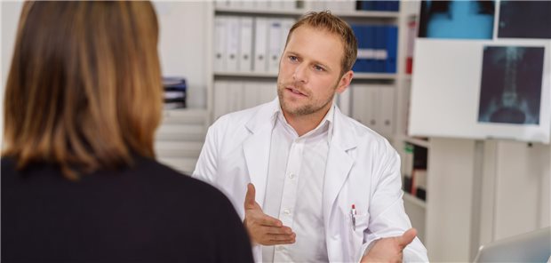 Kollegen als Patienten? Was das fürs Honorar bedeutet Ein Vorteil bei ärztlichen Patientinnen und Patienten: Die Kommunikation läuft direkter. (Motiv mit Fotomodellen)