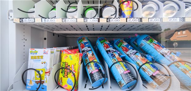 Ein Warenautomat in Gifhorn, unter anderem mit Lachgasflaschen bestückt. Der Landkreis untersagt nun die Abgabe an Minderjährige.