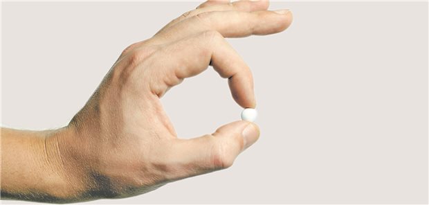 Versorgungspauschale: „Der Trend geht eindeutig zur Zweitdiagnose“ Eine Hand hält eine Tablette