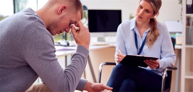 Mit Kurzinterventionen ADHS-Patienten in der Hausarztpraxis behandeln Mann und Ärztin im Gespräch.