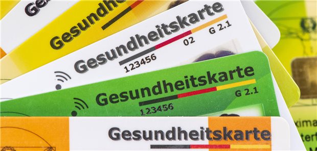 Weniger Krankenkassen: Gebot der Vernunft oder politische Luftnummer? Verschiedene Gesundheitskarten von Krankenversicherungen liegen zusammen.