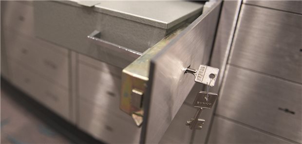 Direktanlage in Edelmetalle: So bewahren Sie Gold, Silber & Co sicher auf Ein offenes Bankschließfach in einer Filiale der Hamburger Sparkasse in Hamburg (Archivbild). Drei Stockwerke unter der Erde können Kunden in rund 3500 Schließfächern Wertgegenstände einlagern. Zu beachten ist auch bei Bankschließfächern, dass nicht alle Inhalte automatisch versichert sind.