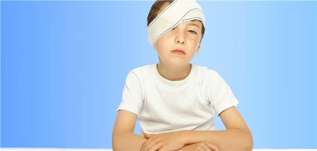 Kopfverband nach Mittelohr-Operation: Braucht es das wirklich? Junge mit Druckverband um den Kopf