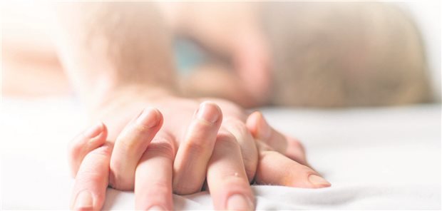 Sexuelle Funktionsstörungen nach der Krebstherapie: Tipps für das Patientengespräch Zwei Hände fassen ineinander.