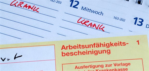 Wann die Teil-AU greift Eine AU liegt auf einem Kalender. Dort sind zwei Tage mit krank markiert.
