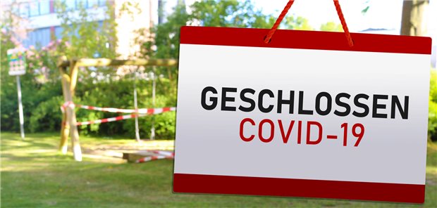 Schild mit der Aufschrift &quot;Geschlossen COVID-19&quot;