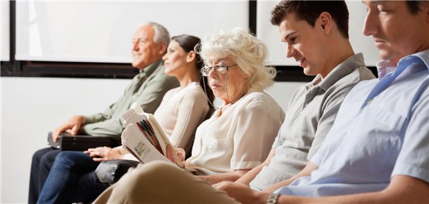 Diabetes:: Risiken für Komorbiditäten vom Subtyp abhängig Fünf Menschen im Wartezimmer.