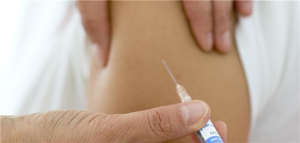 Daten der AOK: HPV-Impfung sorge für weniger chirurgische Eingriffe aufgrund Gebärmutterhalskrebs-Vo Man sieht eine Spritze und eine Schulter.