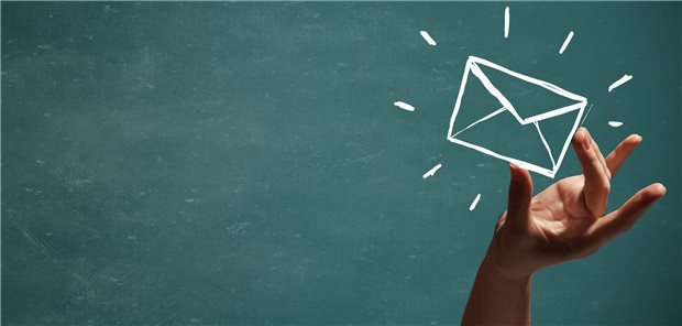 Unsere Newsletter in der Übersicht Eine Hand hält ein