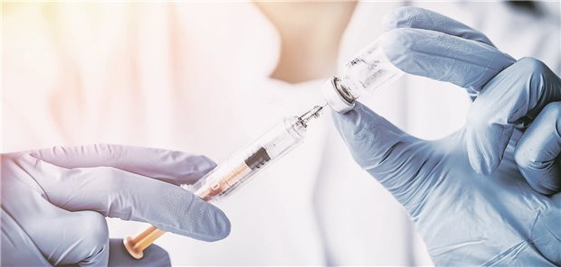 Warum die Meningokokken-Impfung in der Erwachsenenmedizin angekommen ist Eine Ärztin zieht den Impfstoff in die Spritze.