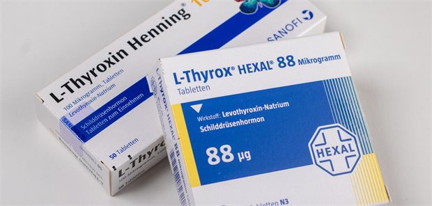 Wann Sie eine Therapie mit L-Thyroxin beginnen – und wann überdenken sollten Zwei Medikamentenschachteln mit L-Thyroxin.