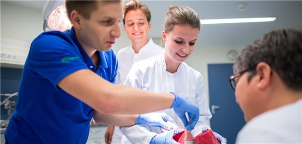 Krankenhäuser dürfen Vergütung im Praktischen Jahr entdeckeln Das Foto zeigt die Versorgung einer Patientin durch einen Arzt und eine Medizinstudentin im Praktischen Jahr.