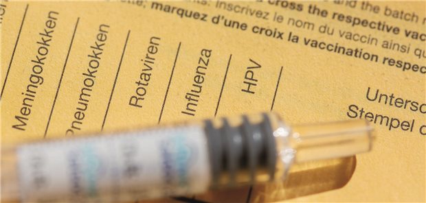 STIKO beteuert Stellenwert der Meningokokken-Impfung für Jugendliche und junge Erwachsene Impfheft