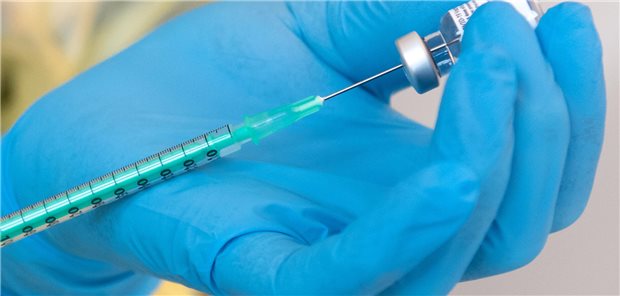 Eine Mitarbeiterin vom bayerischen roten Kreuz (BRK) bereitet in einem Impfzentrum einen Impfstoff gegen das Corona-Virus SARS-CoV-2 für eine Impfung vor.