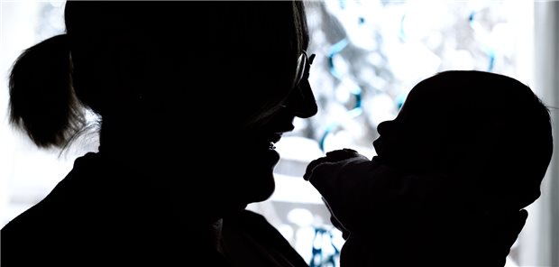 Holetschek: Dreihundert Hebammen mehr in Bayern seit 2019 Eine Mutter hält ihr wenige Tage altes Kind im Arm: Hilfen von Hebammen bei und vor allem nach der Geburt sind für junge Familien häufig wichtig. (Archivbild)