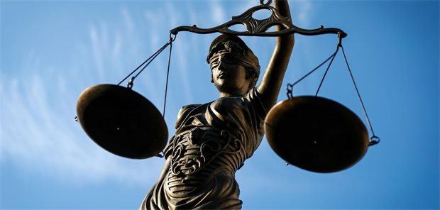 OLG Dresden zur Medikamenten-Aufklärung: Mündlich aber nicht jedes Kleinklein Eine Statue der Justitia hält eine Waage in der Hand.