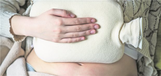 Gestagene können Endometriose-Beschwerden offenbar verringern Man sieht den Bauch eine Frau, auf dem eine Wärmflasche liegt.
