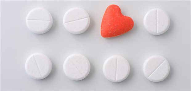 HFrEF-Therapie: Was bringen Digitoxin und Vericiguat? Ein Mann fasst sich mit der Hand ans Herz. Eine andere Person hält eine Tablette in die Kamera.